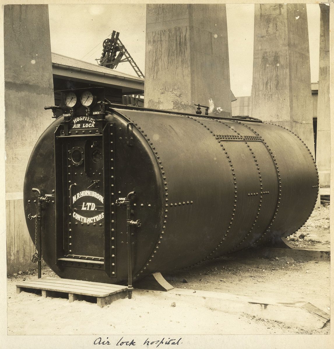 Hospital air lock at the Grey Street Bridge construction site, 1930, Brisbane City