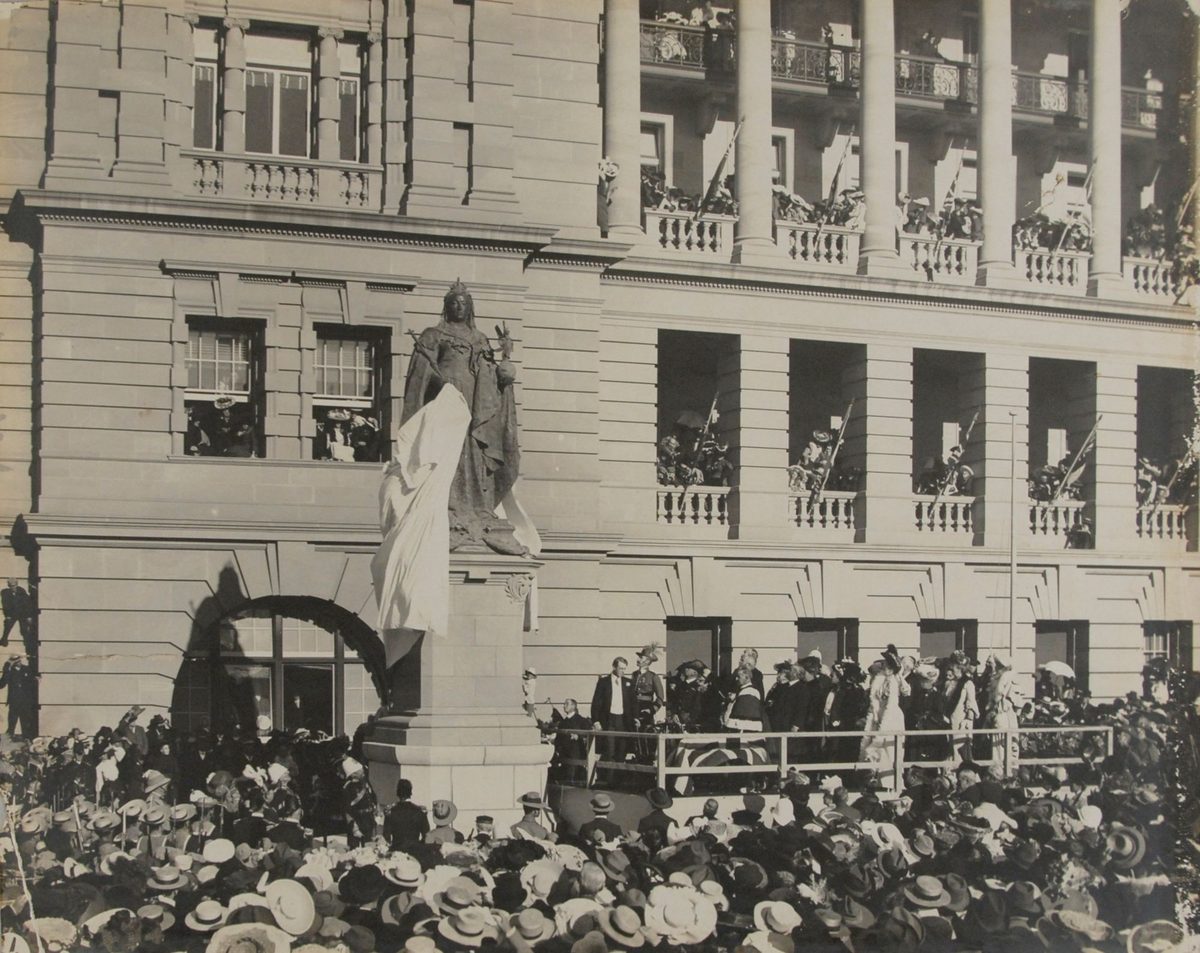 Unveiling of a statue of Queen Victoria in the Executive Gardens, Brisbane, 1906, Brisbane City