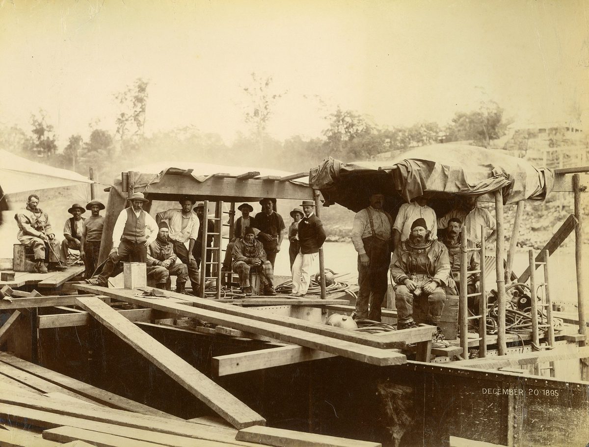 Construction crew working with divers building the supports of the Indooroopilly Railway Bridge, Brisbane 1895