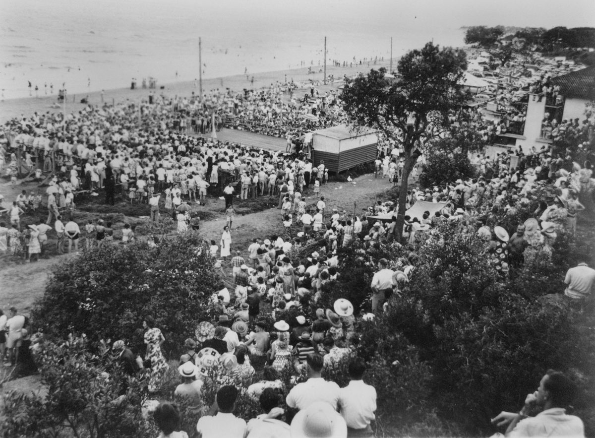 Spectators watching the Sun Girl Quest beauty contest at Suttons Beach, 1953