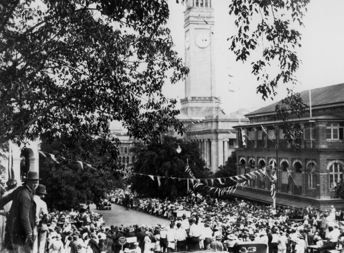 Crowds gather on Albert Street to welcome the Duke of Gloucester to Brisbane, 1934, Brisbane City