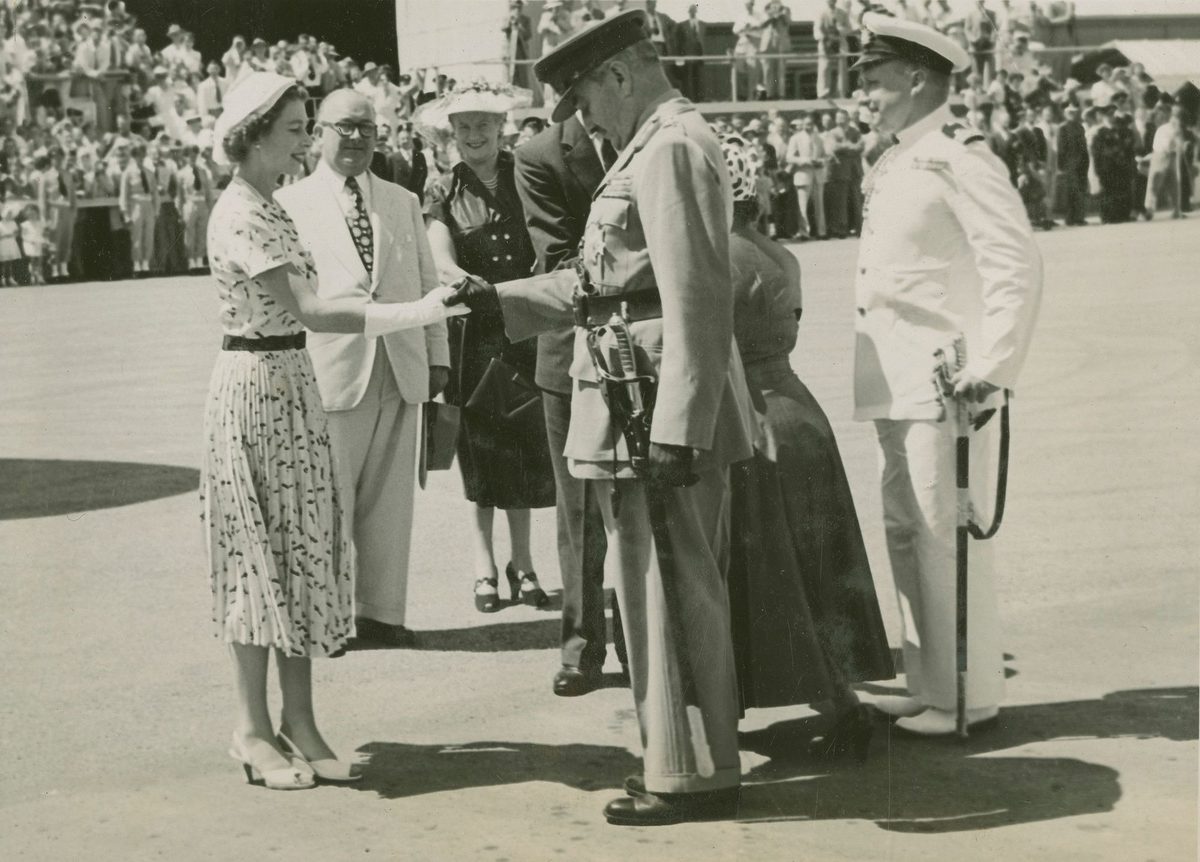 Queensland Governor, Sir John Lavarack bidding goodbye to Queen Elizabeth II, Brisbane (1954)