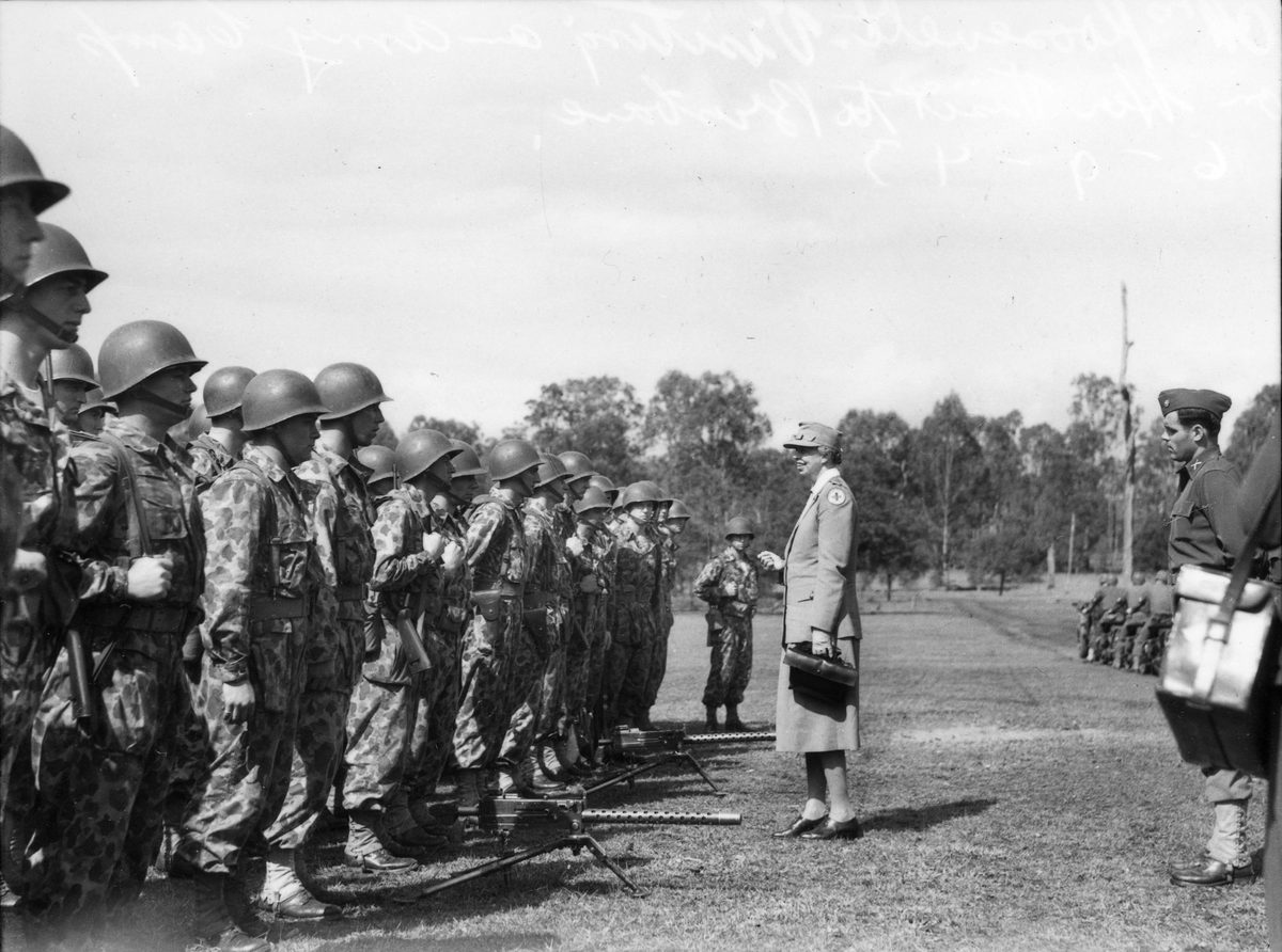 Eleanor Roosevelt visiting troops in Brisbane, 1943