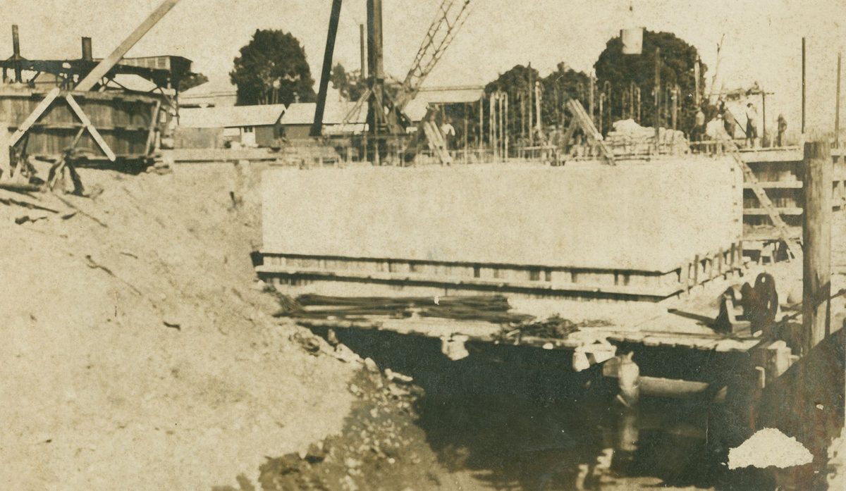 Early stages of the construction of the Grey Street bridge on the south side, South Brisbane, May 1929