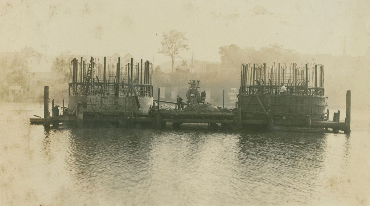 Construction of the Grey Street Bridge in the Brisbane River, June 1929, Brisbane City