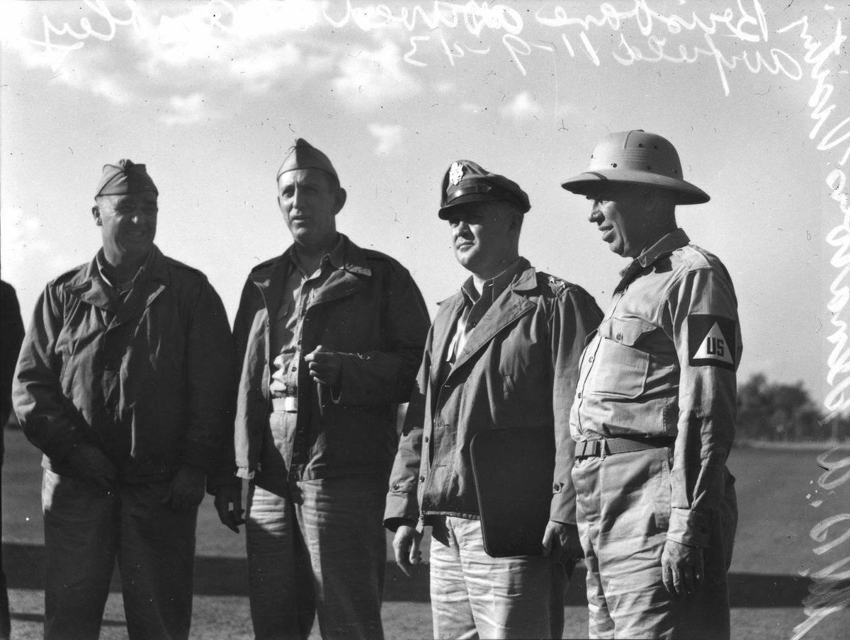 Official visit of American senators to the Amberley Air Force base, September 1942 (1943)