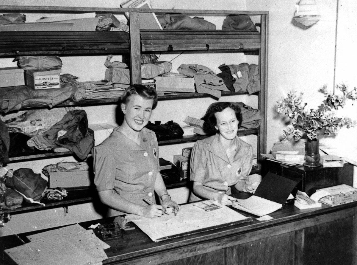Doreen Smythe and Mabel Lahey at the American Red Cross Service Club, Brisbane, 1942