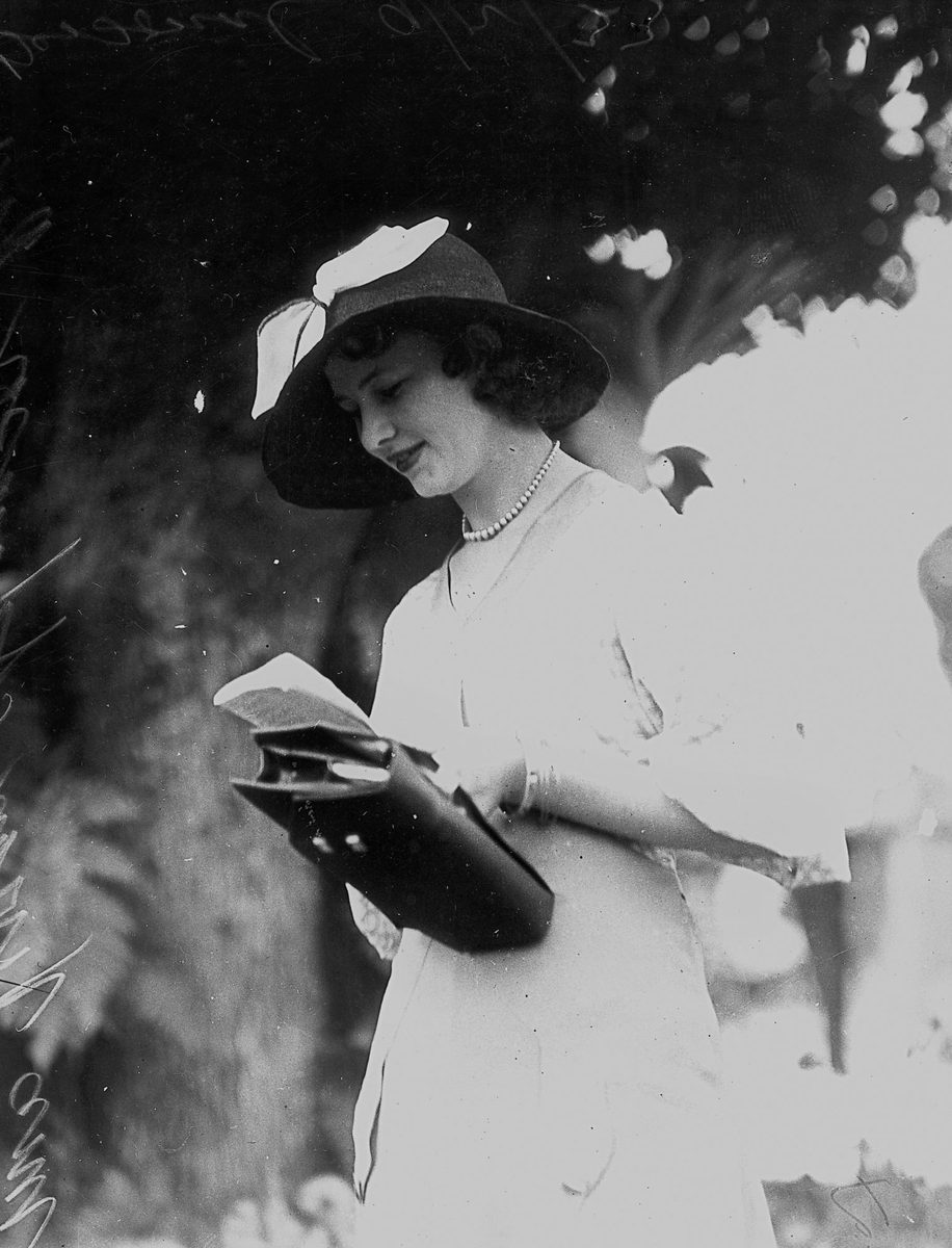 Vivienne Adams studying the form guide at Ascot races, Brisbane, December 1933