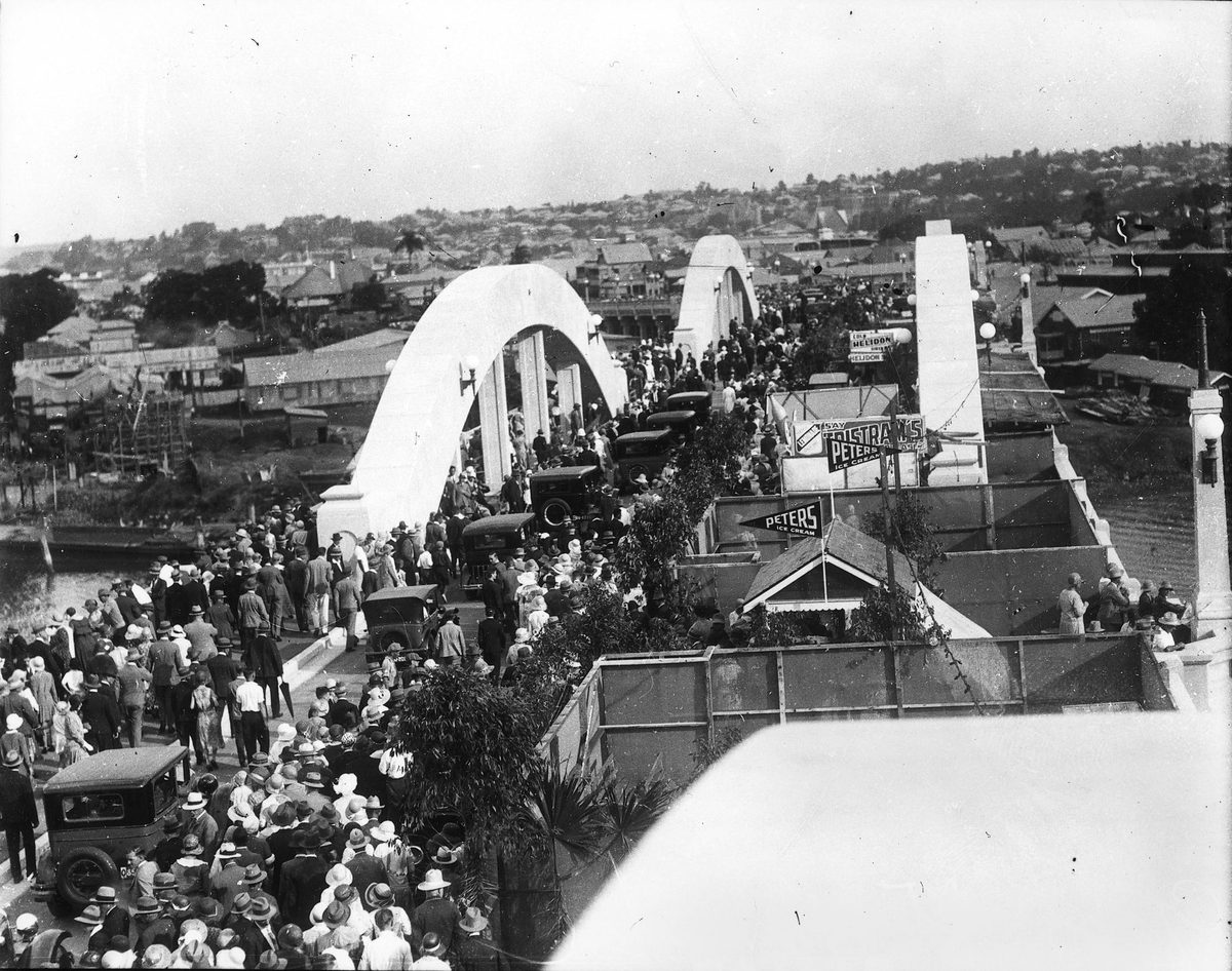 People gathered for the opening of the William Jolly Bridge, Brisbane, 30 March 1932, South Brisbane