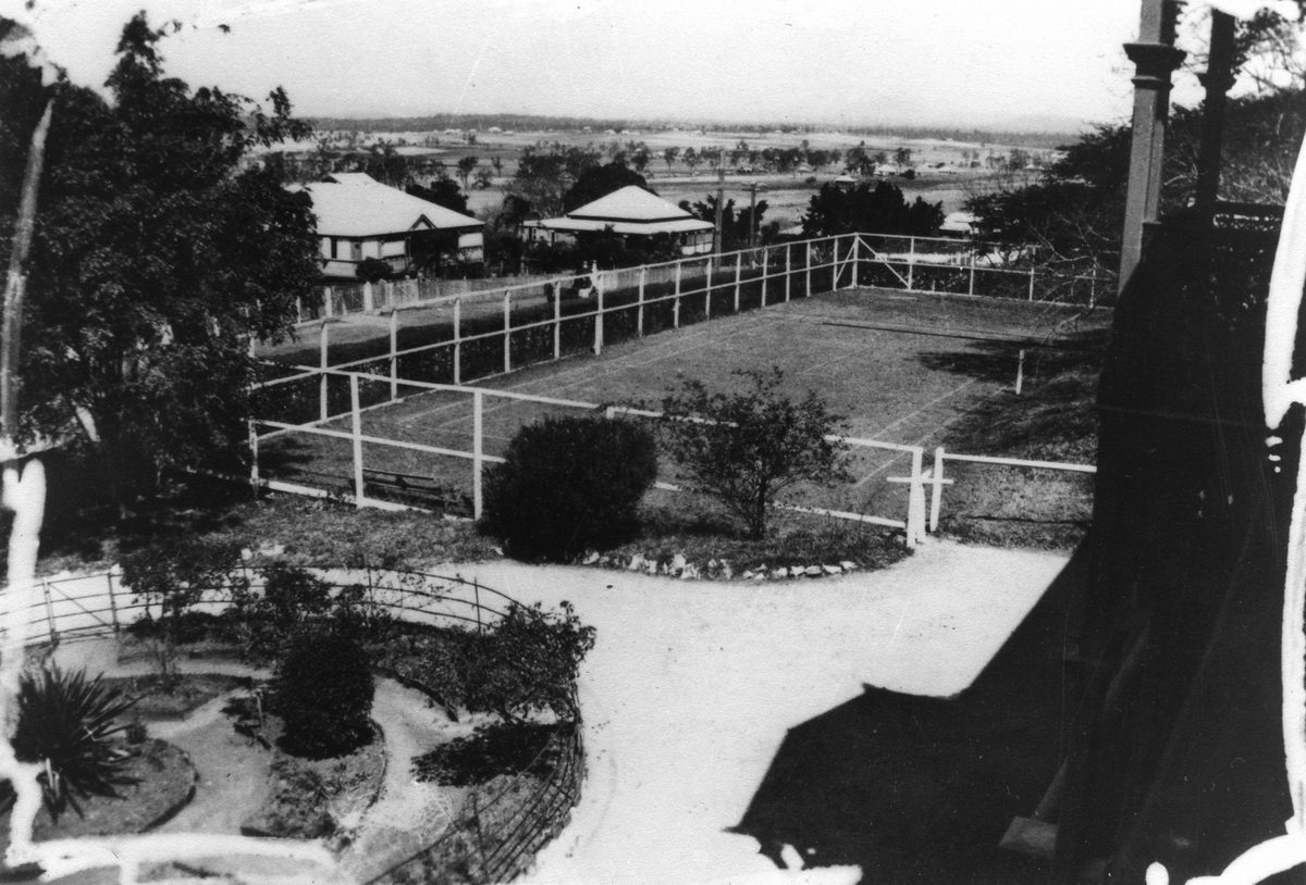 Tennis court at Garowie, an Ipswich homestead, 1919
