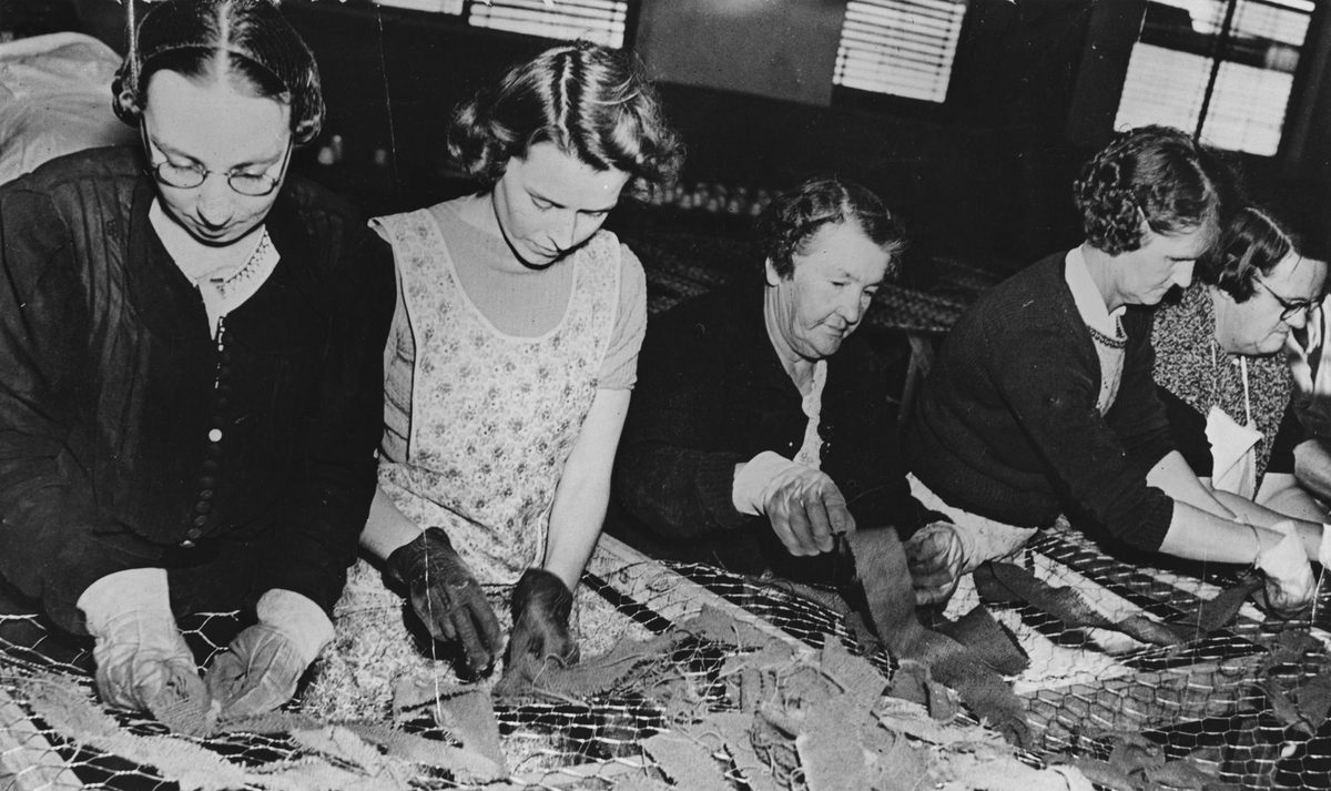 Women making camouflage nets for the war effort, South Brisbane, Queensland, 1942