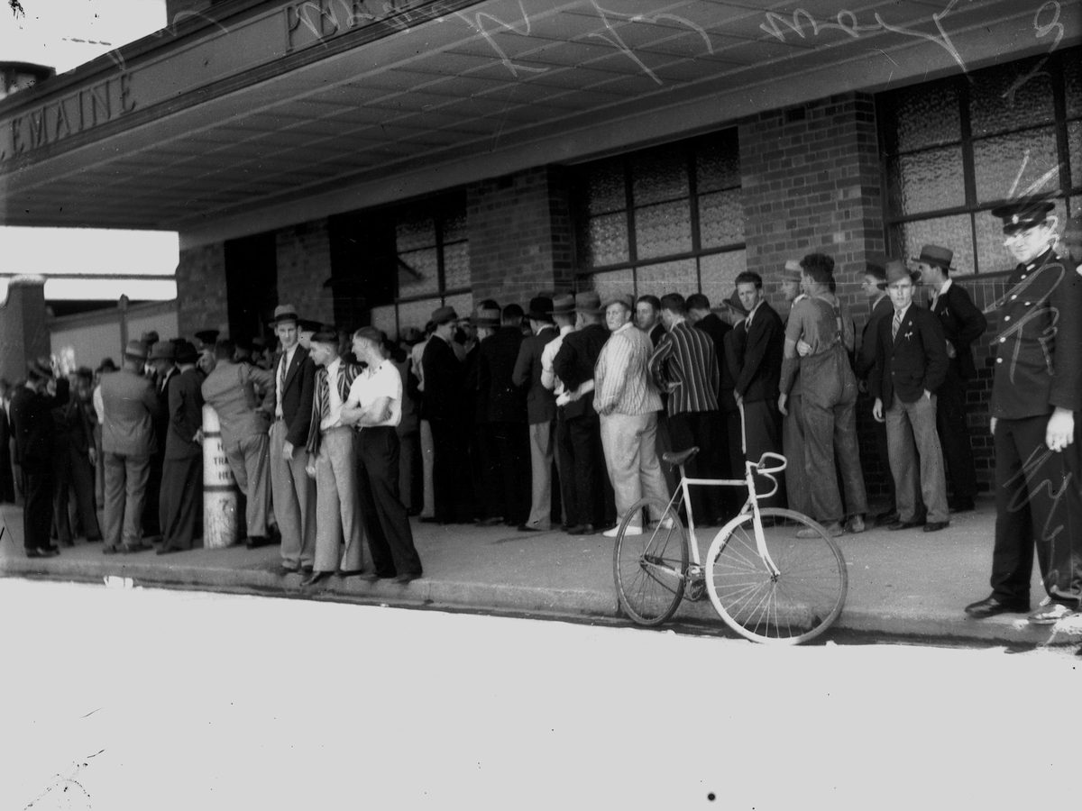 Men queuing for work at the Milton brewery, Brisbane, 1937