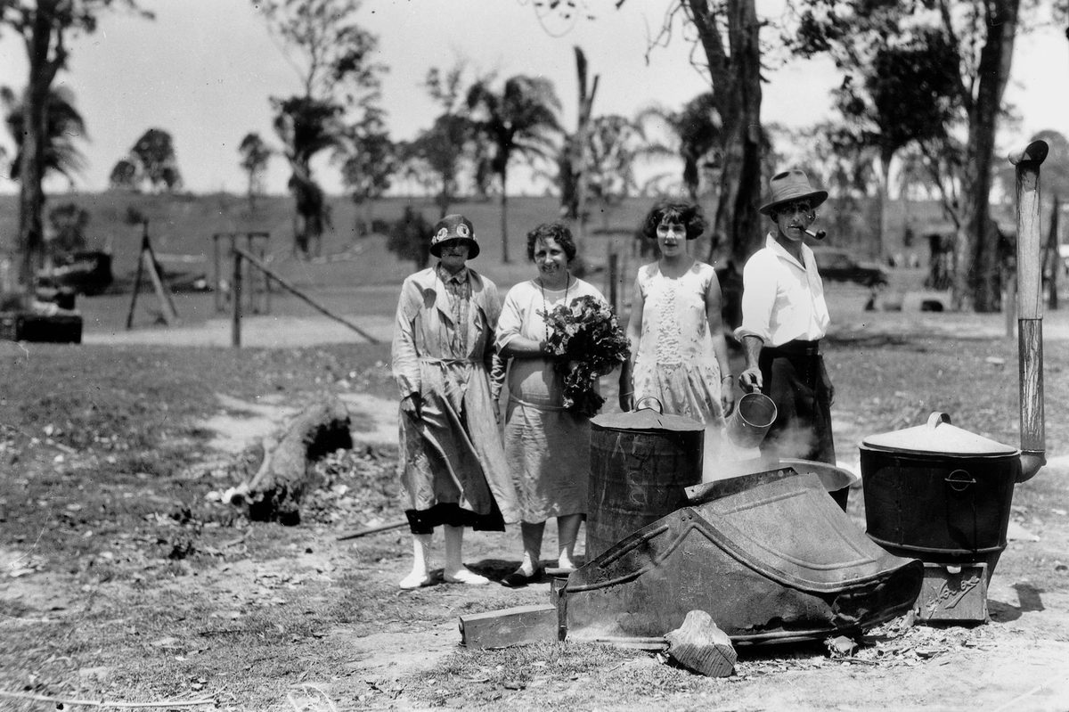 Picnicking at Petrie, 1926