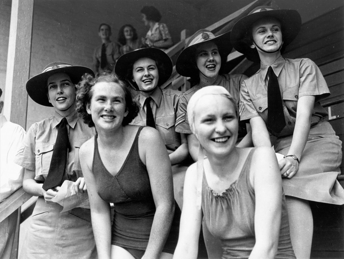 Cheering for the team at the Valley baths, Brisbane, December 1943
