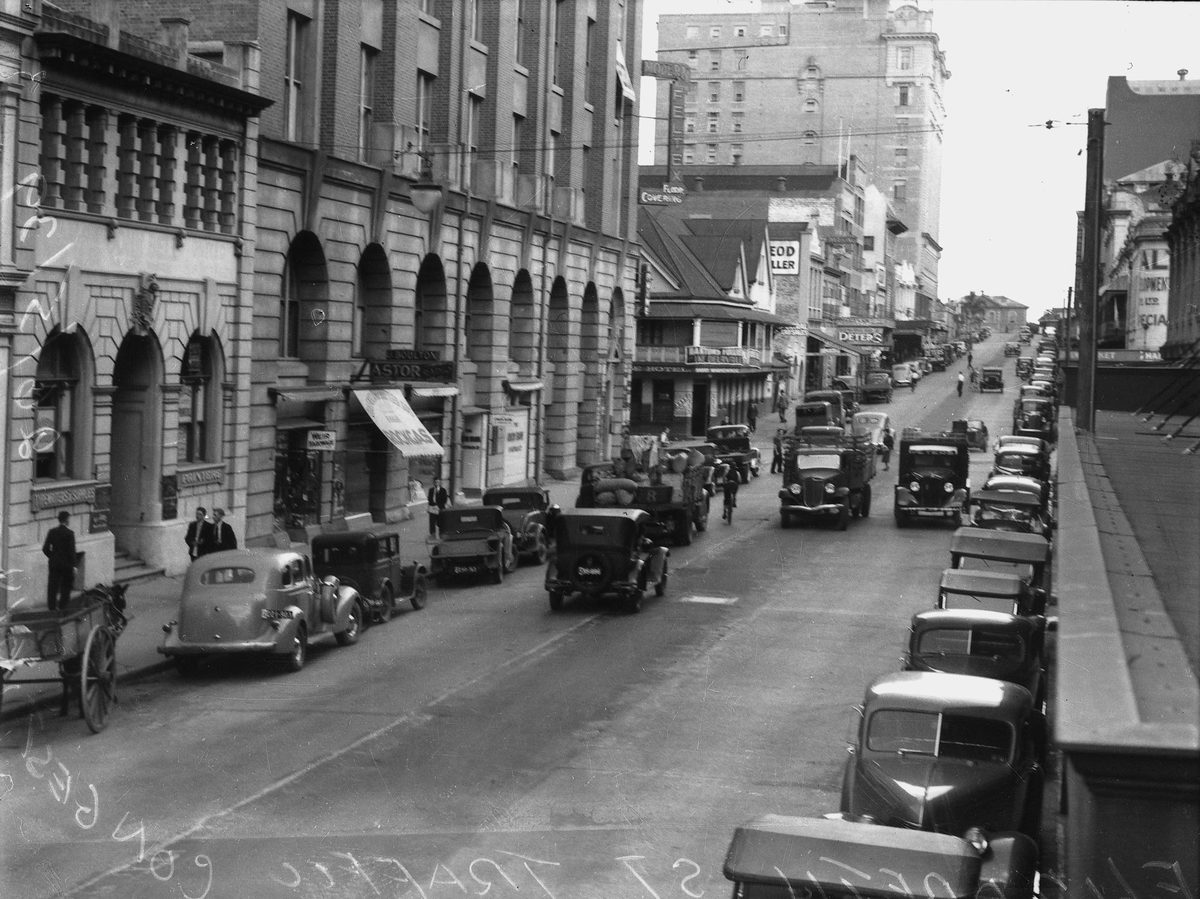 Traffic congestion on Elizabeth Street, Brisbane, 1939, Brisbane City