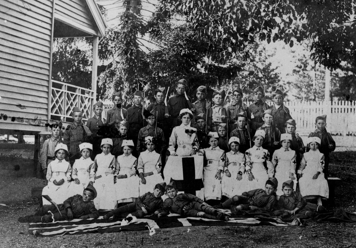 Group of children dressed up for a patriotic concert at Stafford State School, Brisbane, 1915