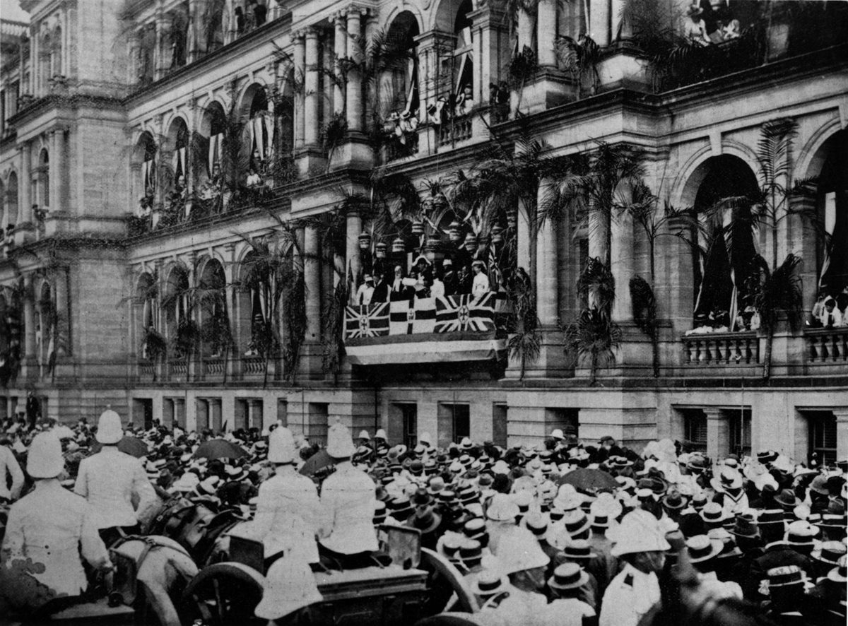 Crowds of people outside the Treasury Building, Queen Street, Brisbane, Queensland, 1901