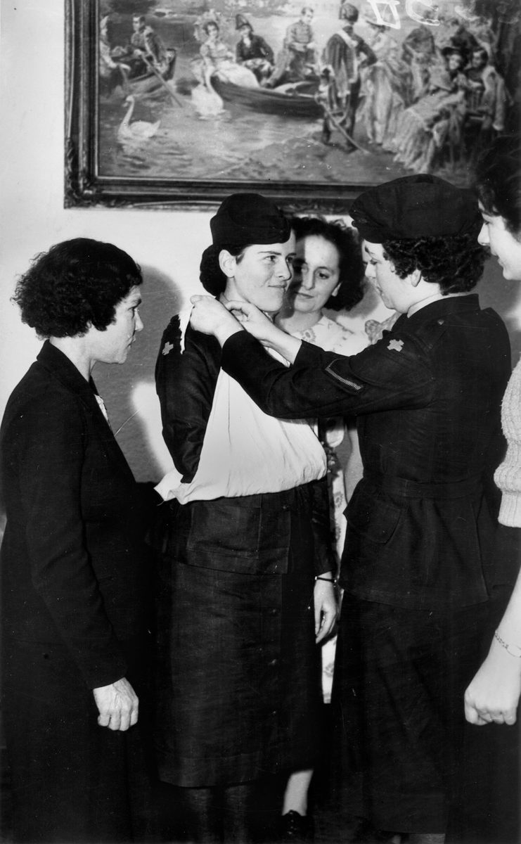 First aid practise for new recruits, Brisbane, August 1942