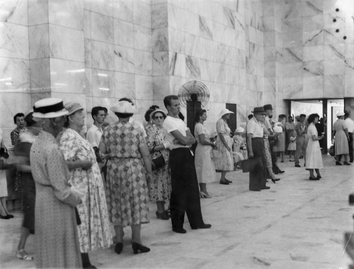 Crowd waiting at the Commonwealth Bank, Brisbane, 1953