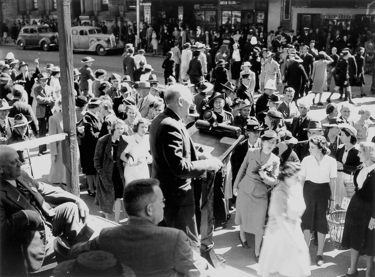 Crowds gather in front of the Post Office for the bond drive speech, Brisbane, 1942