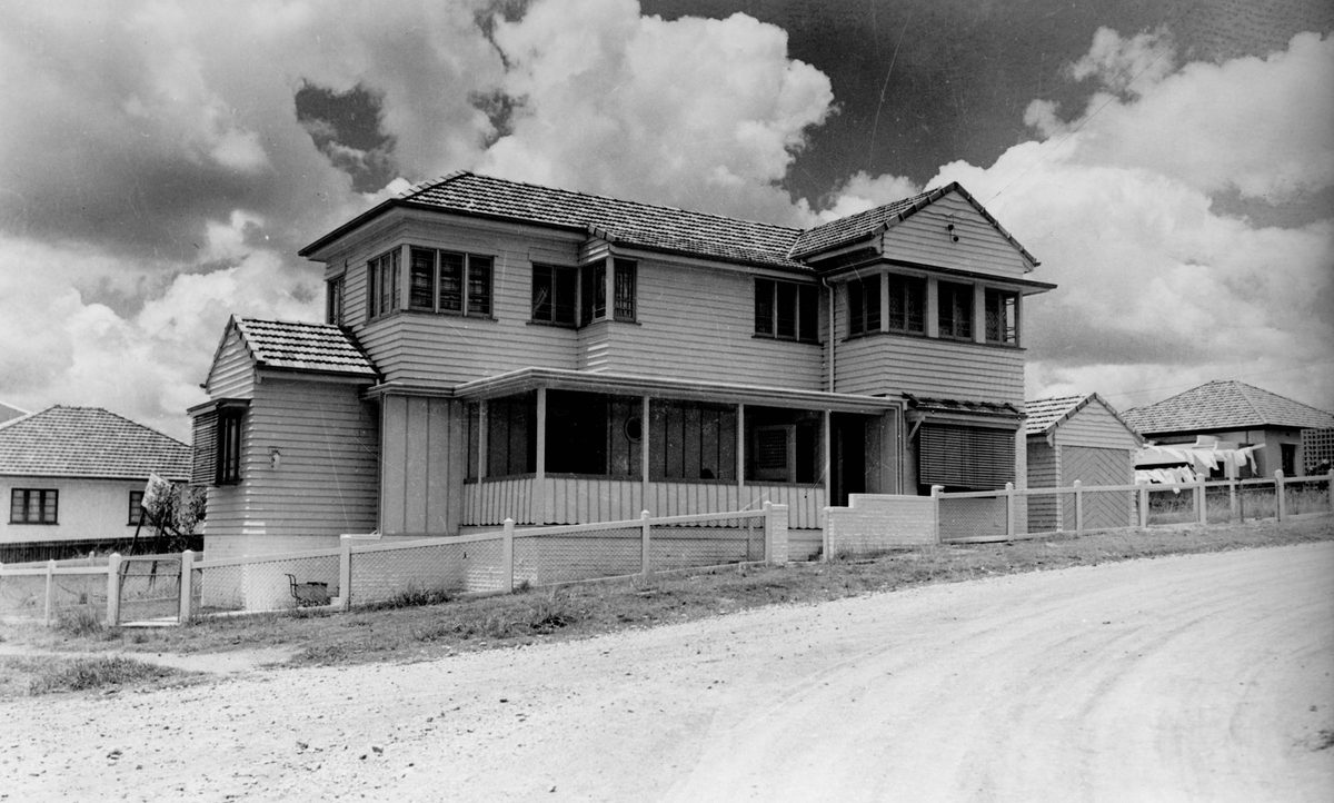 Mr and Mrs E. Robinson's new home in Holland Park in 1940, Pacific Highway