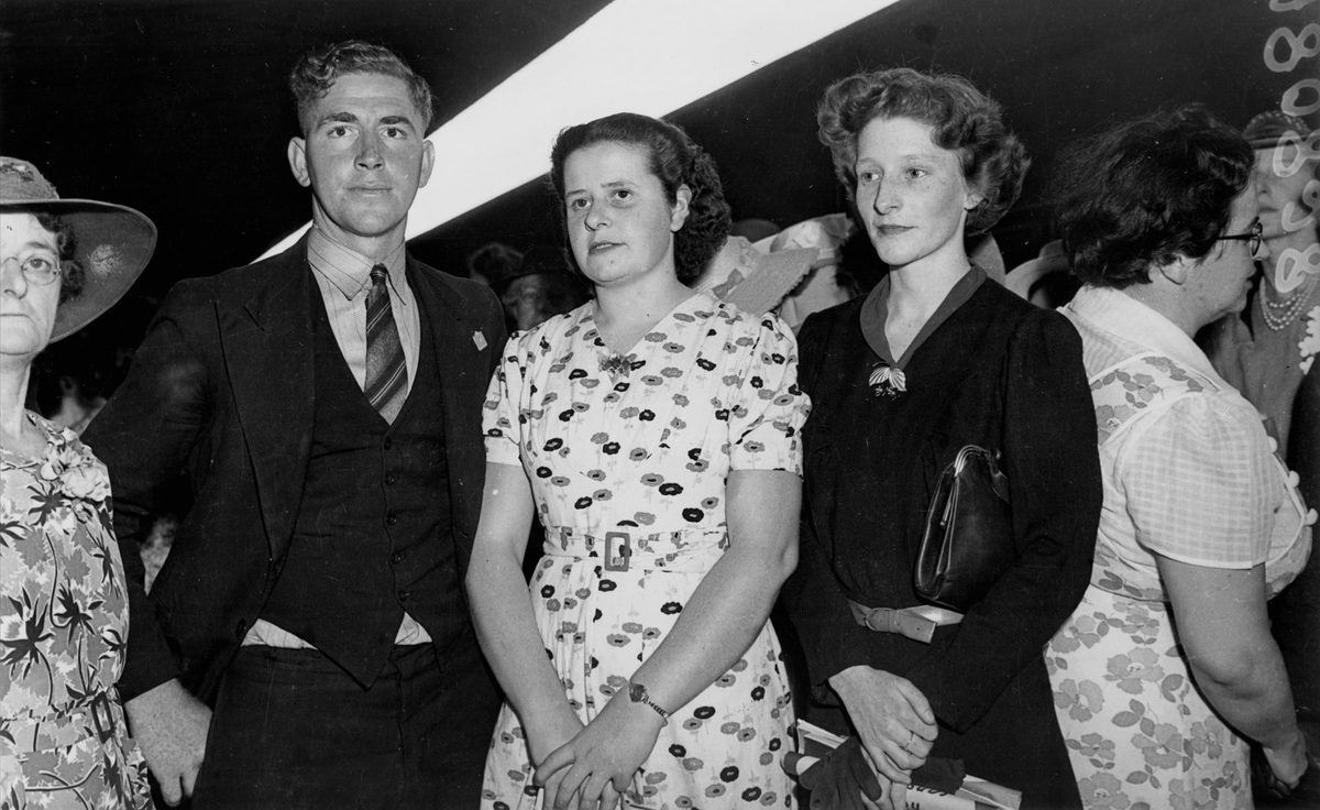 Farewelling recruits at the South Brisbane Intrerstate Station, October 1941