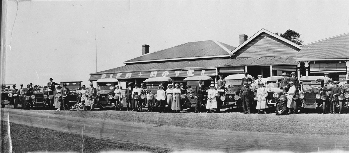 Members of an R.A.C.Q. motor outing outside Pier Hotel in Cleveland, 1920