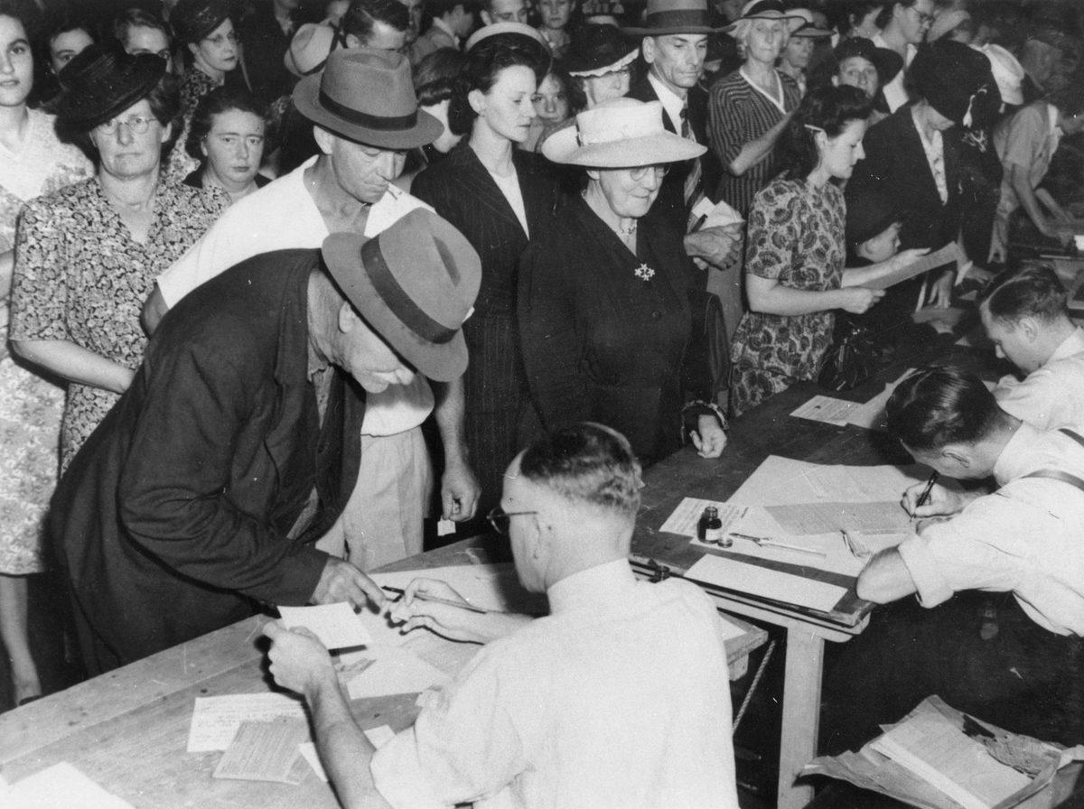 Crowd queuing for rationing cards, 1947, Brisbane