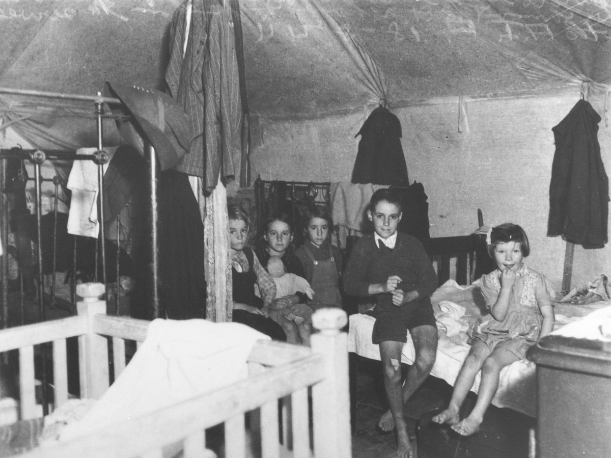 John Sawyer's children living in a tent at Sandgate, 1944