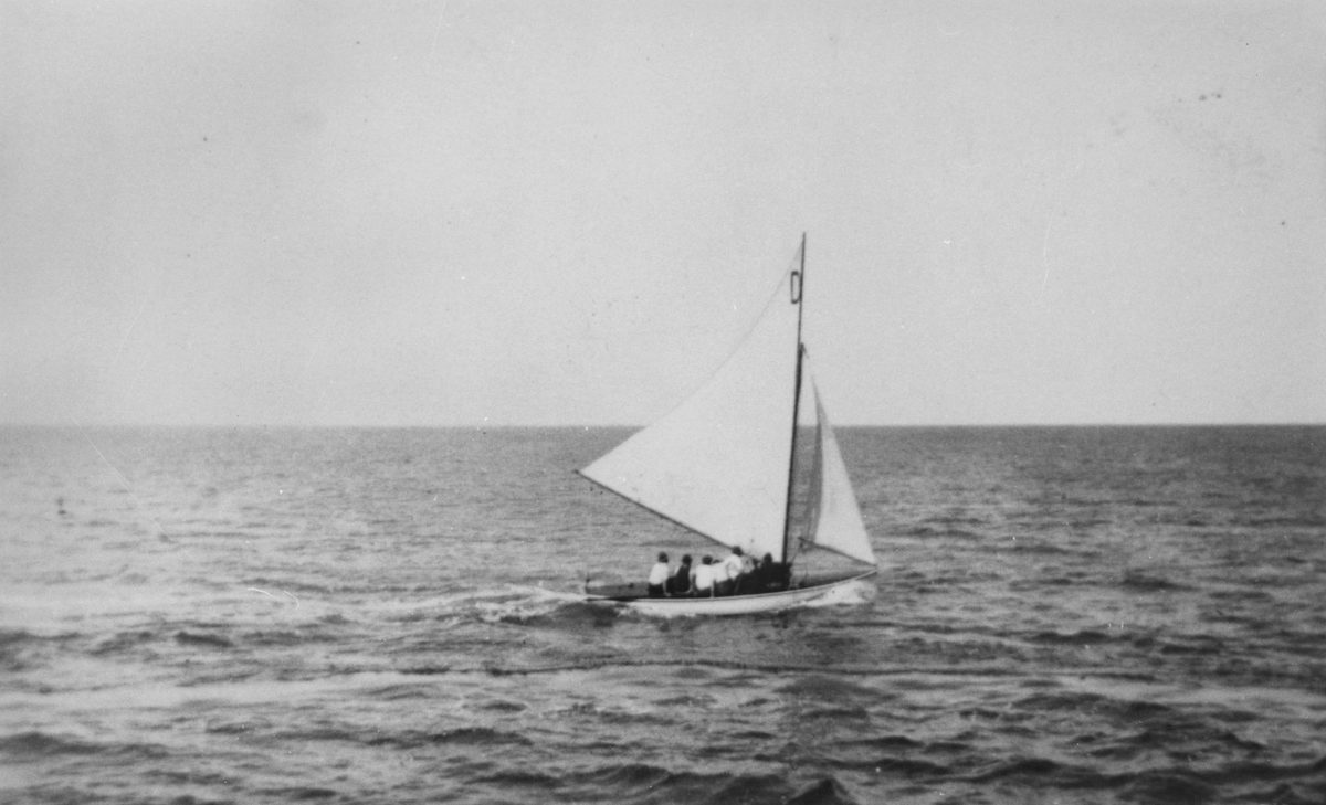 Boat sailing on Moreton Bay near Sandgate, 1923