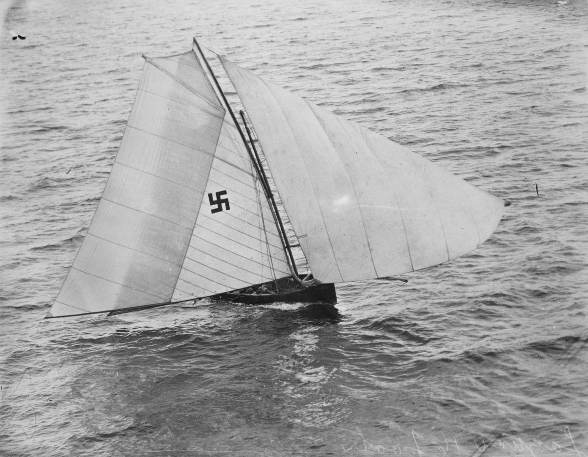 Twelve footer Laguna winning a sailing race, 1933, Brisbane