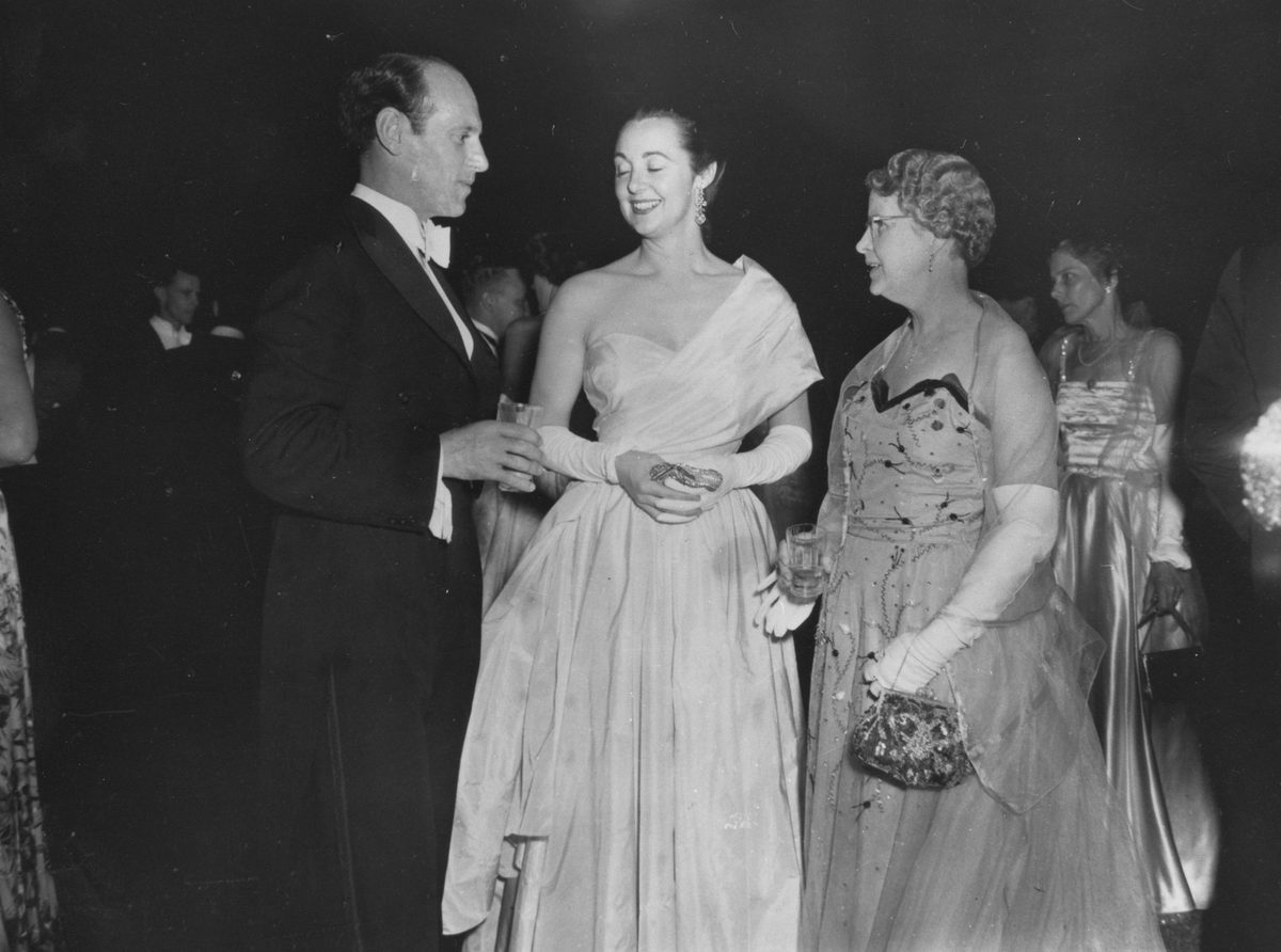 People gathed at a social event in connection with the royal visit, Brisbane, 1954
