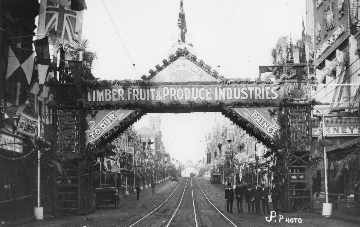 Arch of welcome erected in Queen Street in honour of the visit of the Prince of Wales to Brisbane, 1920, Brisbane City