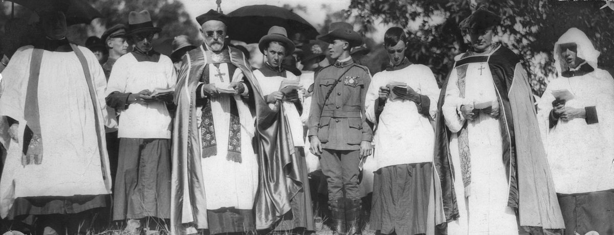 Religious service to commemorate Anzac Day, Bulimba Cemetery, 1925