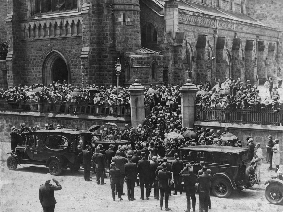 Funeral crowd outside St. Stephen's Cathedral, Brisbane, 1929, Brisbane City