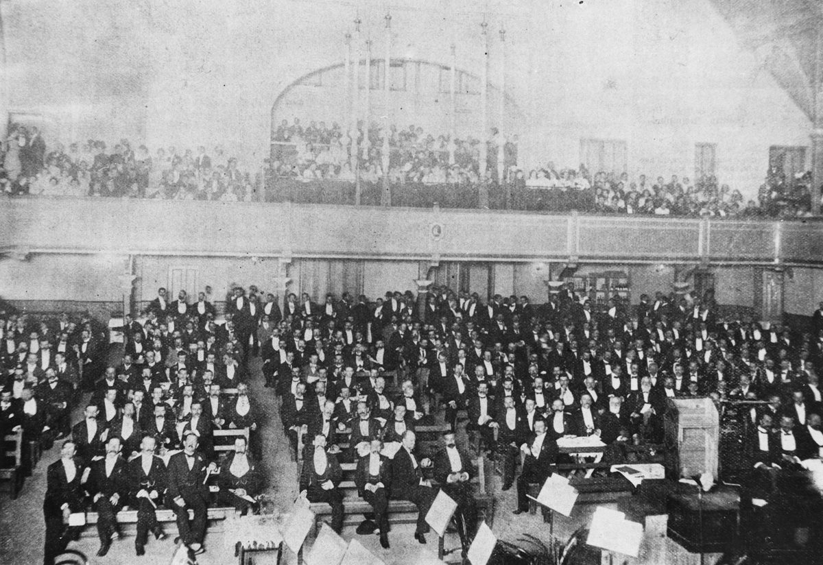 Audience photograph of a 'Liedertafel smoke concert' held in the Exhibition Concert Hall, Bowen Hills, 1901.