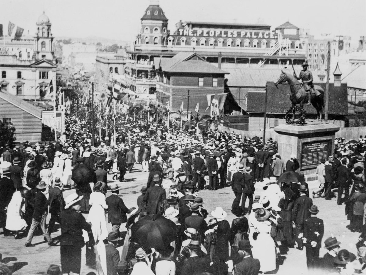 Crowds gathered on Edawrd Street to watch Edward, the Prince of Wales, Brisbane, 1920, Brisbane City