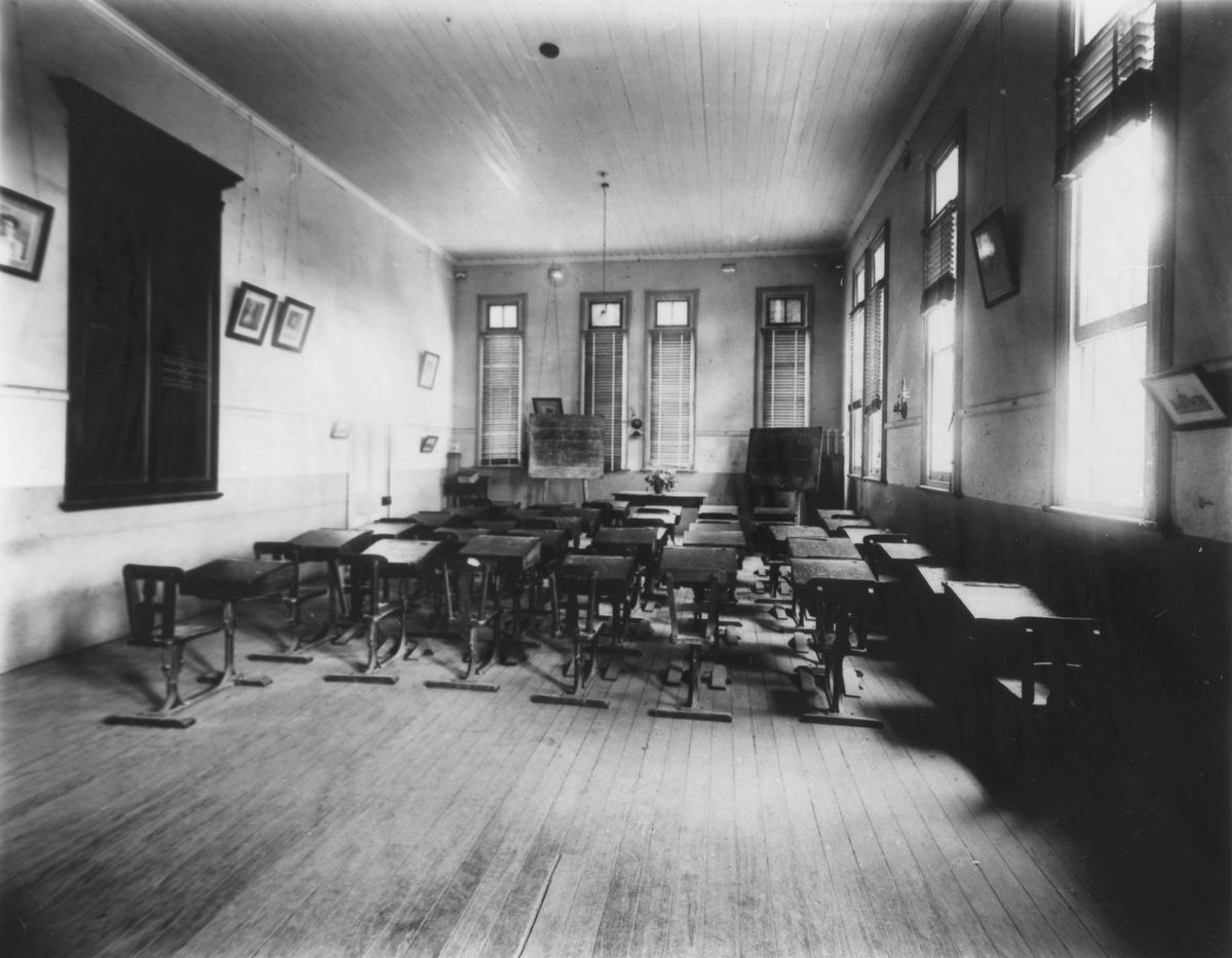 Ipswich Girls' Grammar School assembly hall/class room, 1925