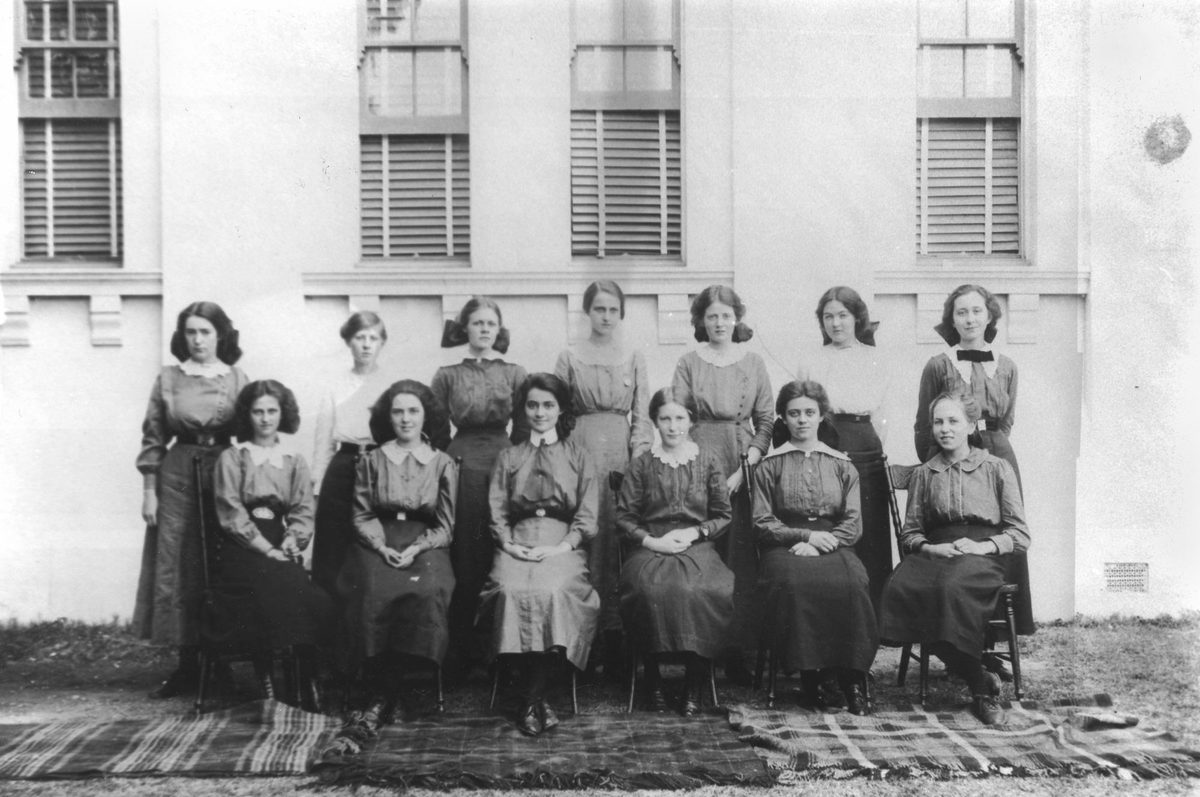 Class photograph, Ipswich Girls' Grammar School, 1913