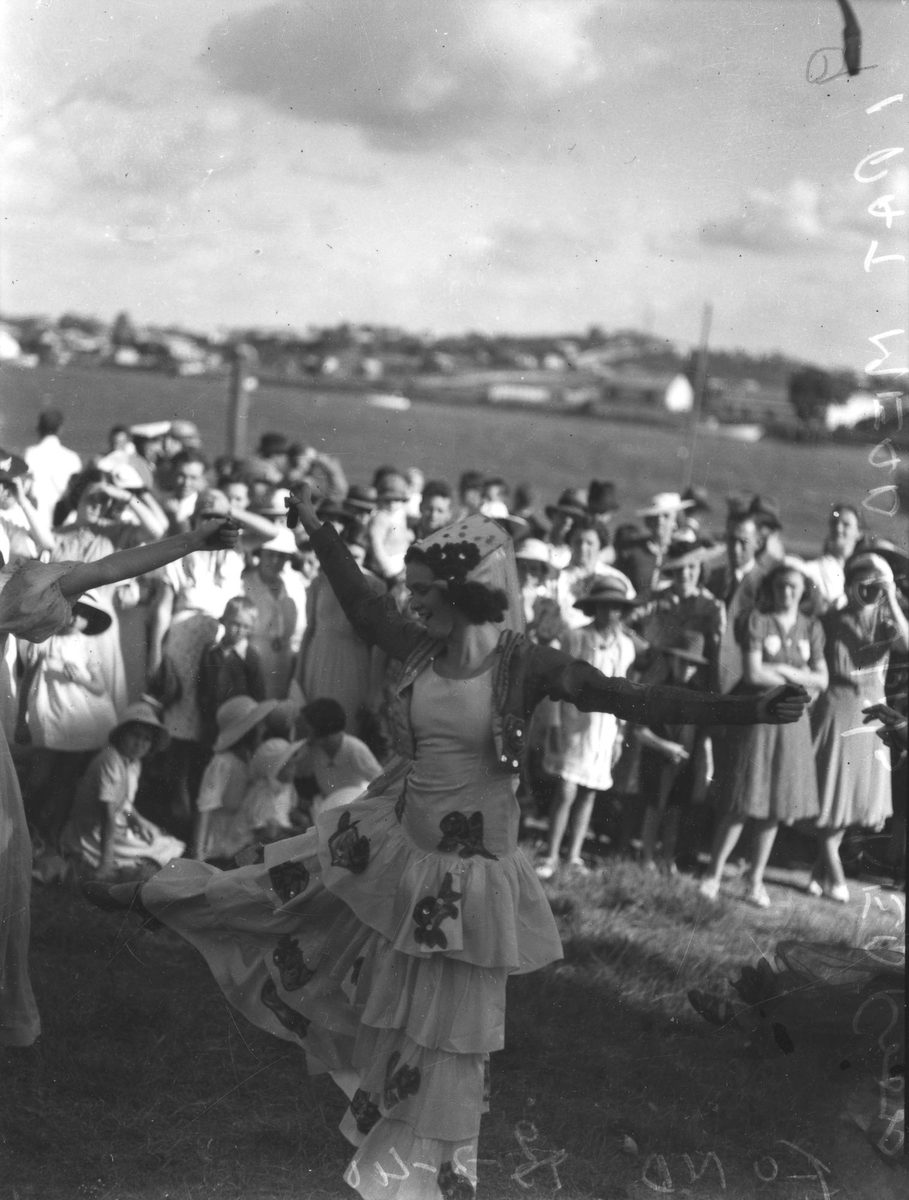Pupils of the Pat Mead dance school performing for the Red Cross Fund, Brisbane (1940)