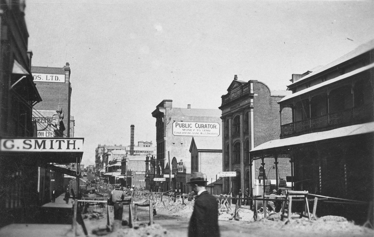 Laying water pipes along Elizabeth Street, 1922, Brisbane City