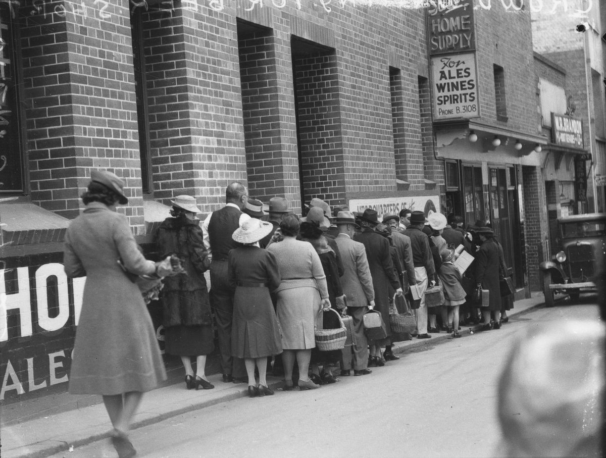Shoppers in Burnett Lane, Brisbane, Queensland, 1942, Brisbane City