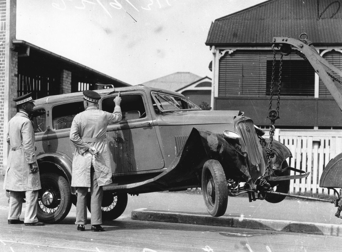 Tow truck moving a 1933 Continental Sedan, Brisbane (1934)