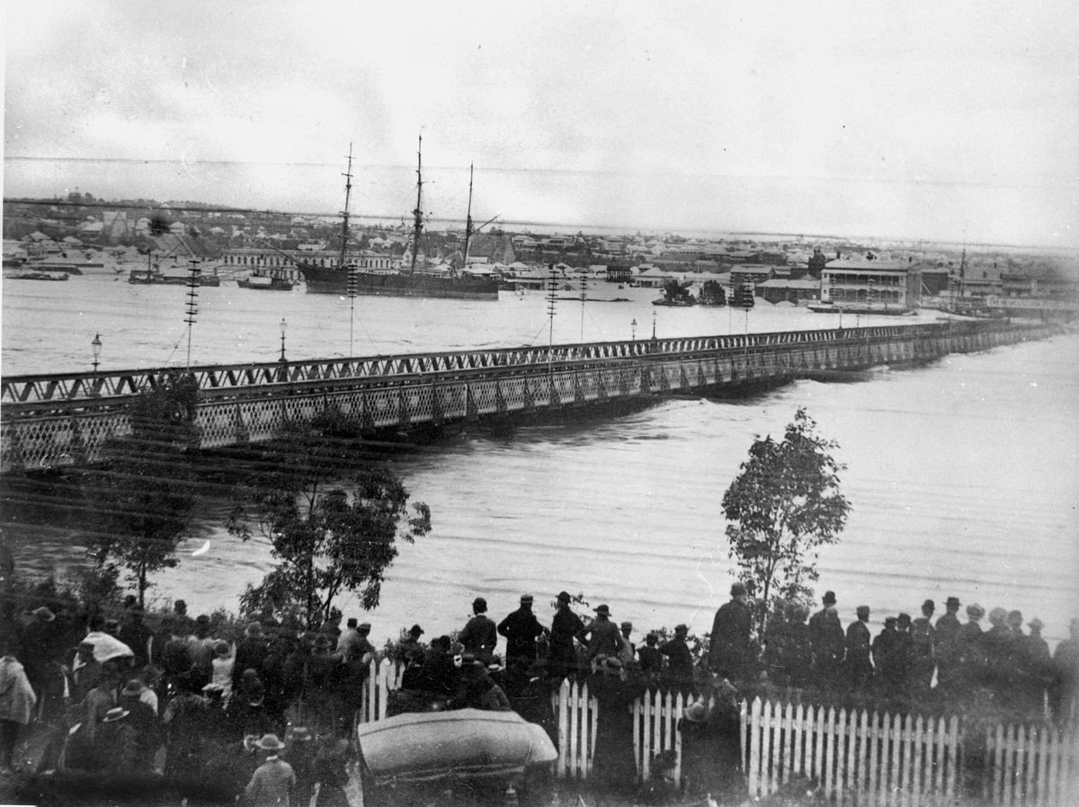 Victoria Bridge, Brisbane, during the 1893 flood, Brisbane City