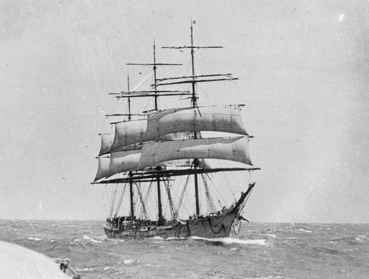 Sailing ship Kimpurney being met by a pilot boat in Moreton Bay, 1915