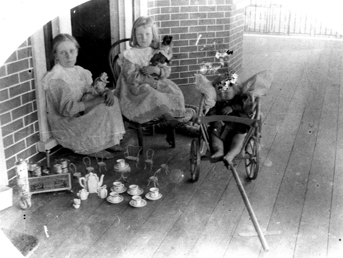 Christmas day at the Trackson residence, Newmarket, Brisbane, 1900