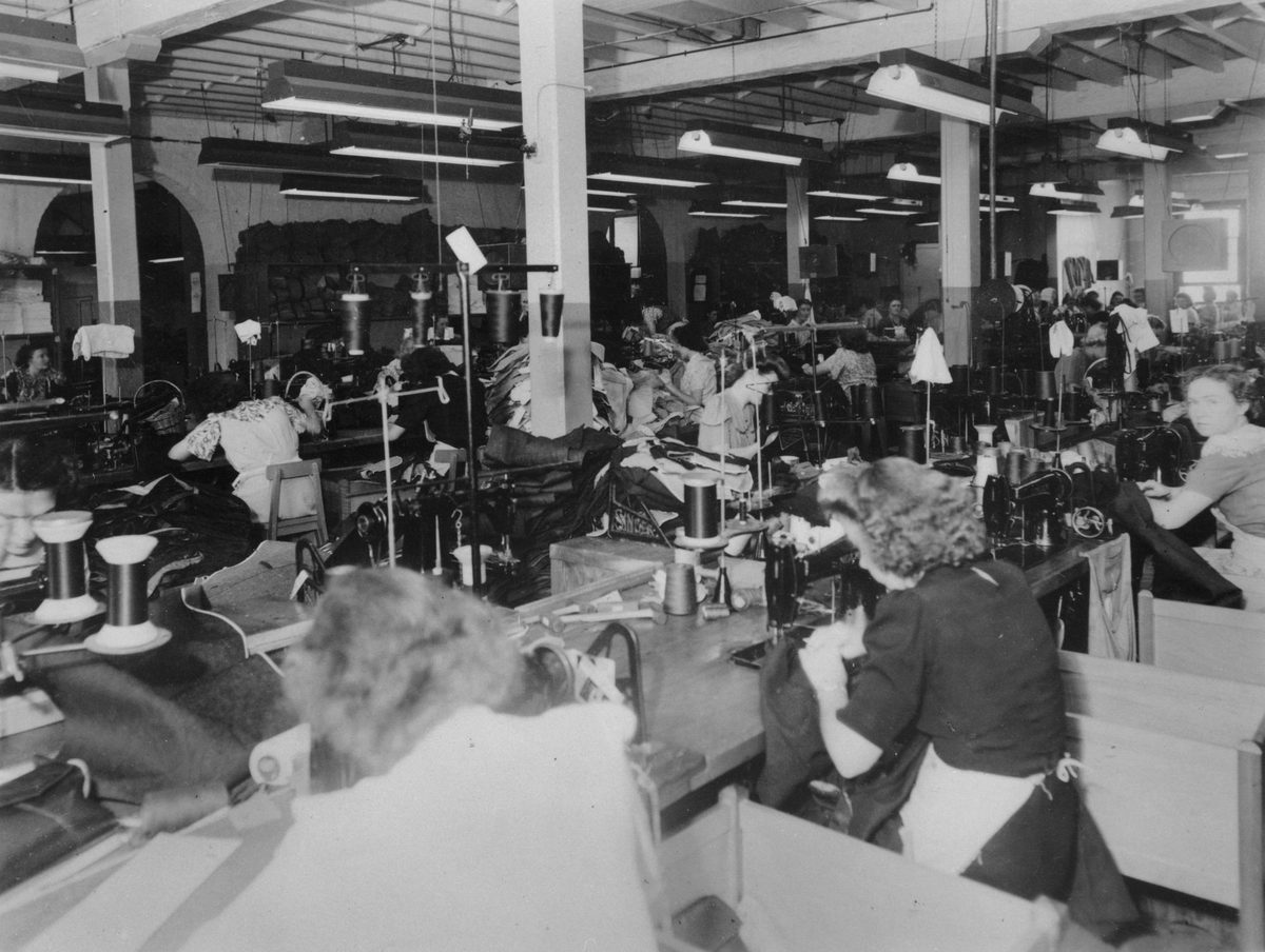 Machinists at Thomas Brown and Sons clothing factory, Brisbane, 1946