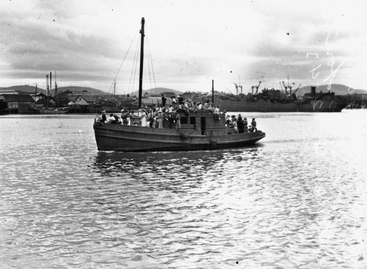 Boat loaded with children enjoying a Christmas party, December 1943, South Brisbane Reach