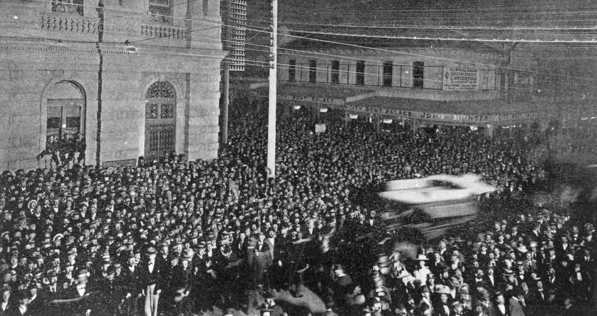 Huge crowd of people gathered at the intersection of Queen and Edward Streets, Brisbane, waiting for the results of the 1899 Federation Referendum