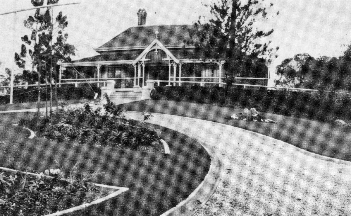 Two children on the front lawn of Garfield at Paddington, 1931